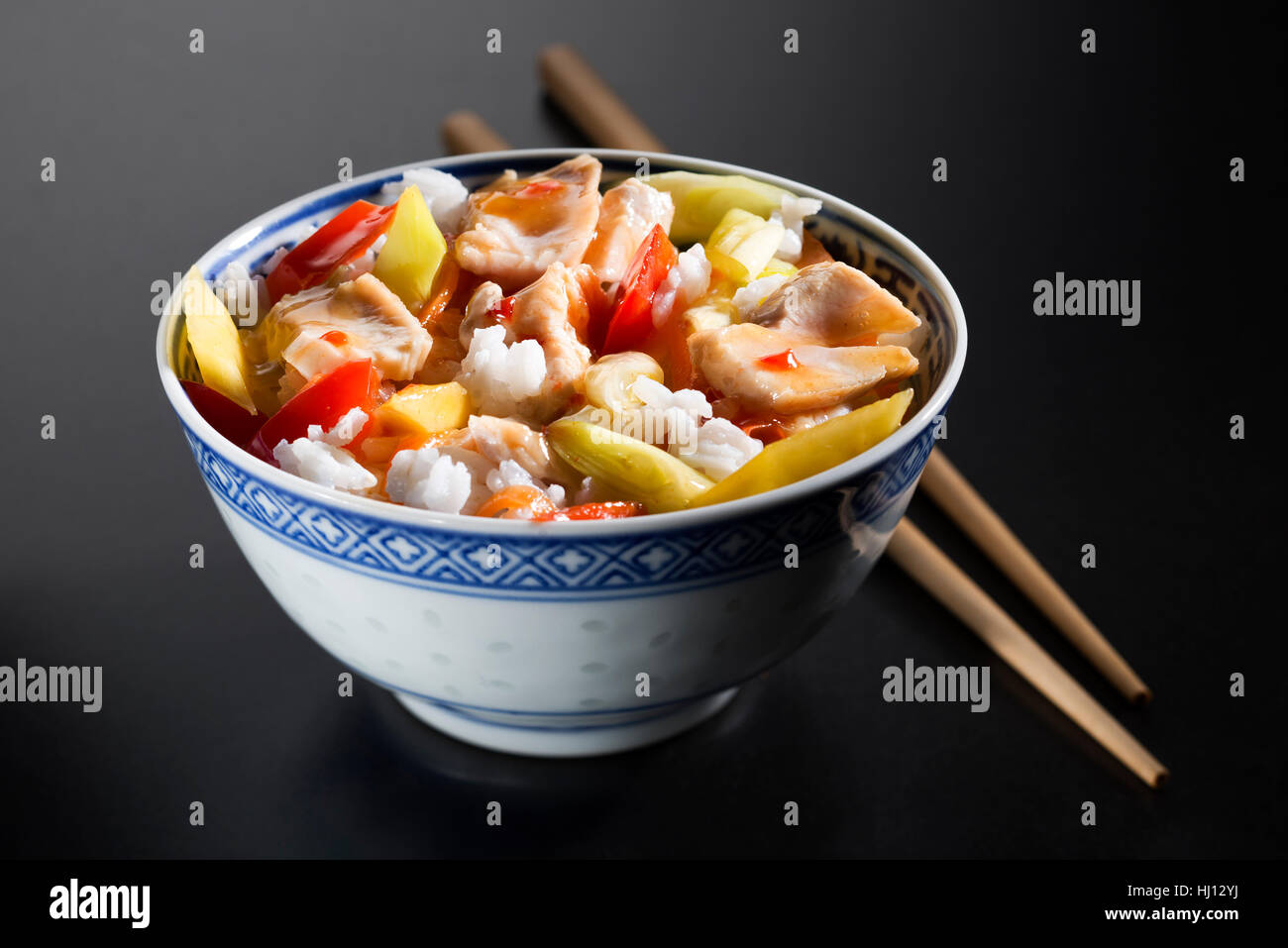 Chiudere, salsa, pollo e verdure spezzettate, riso, cibo, aliment, pepe, dolce, Foto Stock
