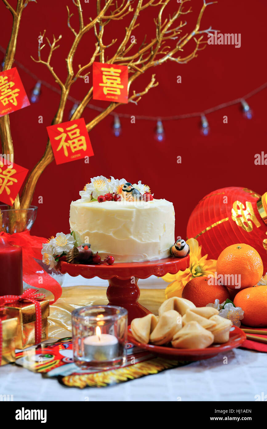 Anno Nuovo cinese parte tabella in rosso e oro con tema il cibo e decori tradizionali. Foto Stock