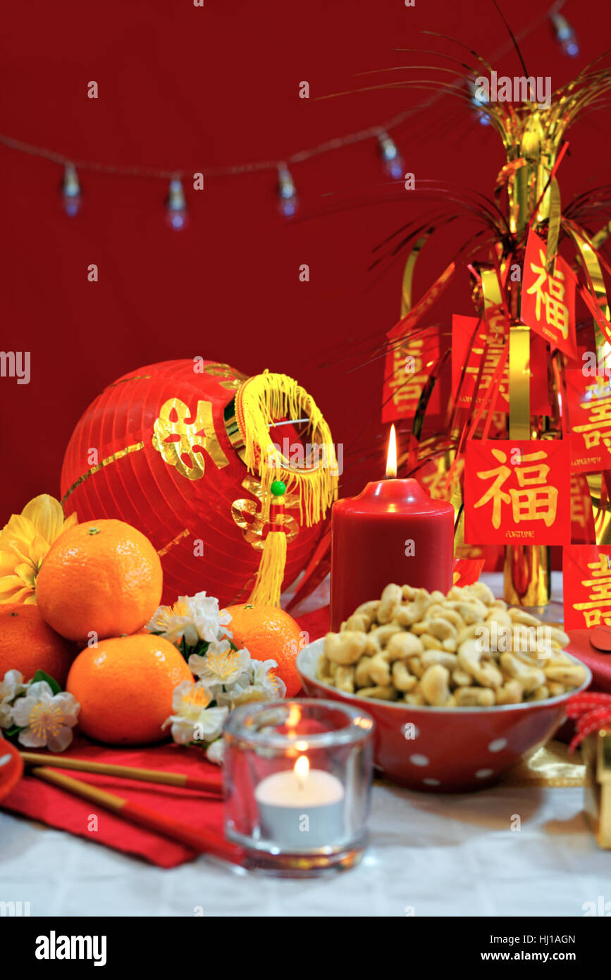 Anno Nuovo cinese parte tabella in rosso e oro con tema il cibo e decori tradizionali. Foto Stock