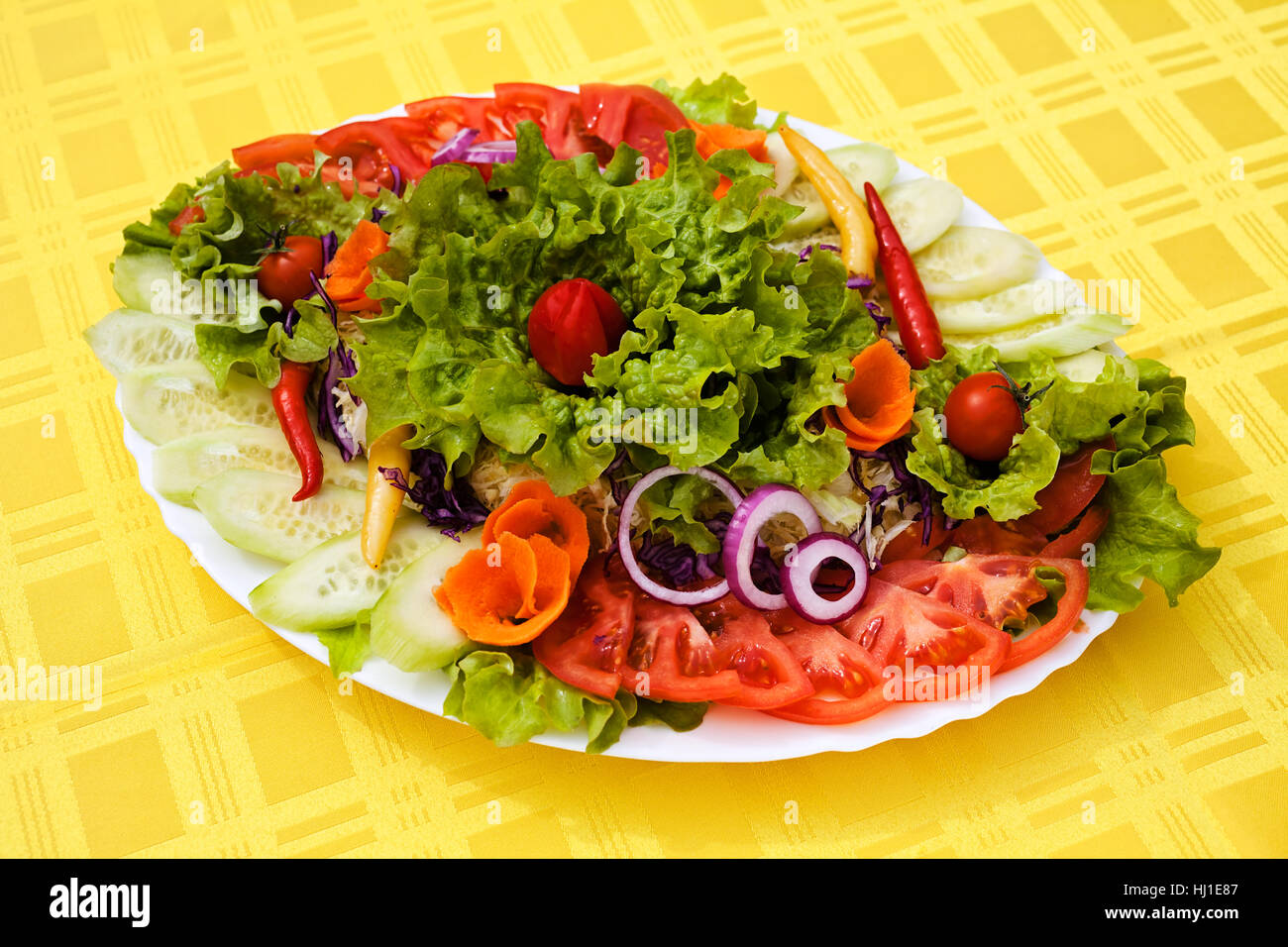 Insalata mista conosciuta come il 'Giardino' sulla grande lastra Foto Stock