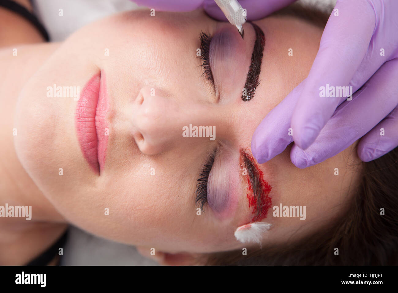 Cosmetologo applicare trucco permanente sulle sopracciglia Foto Stock