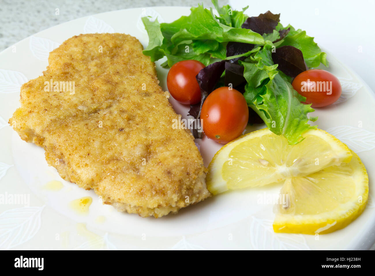 Pesce spada bistecca con insalata di pomodori e limone Foto Stock