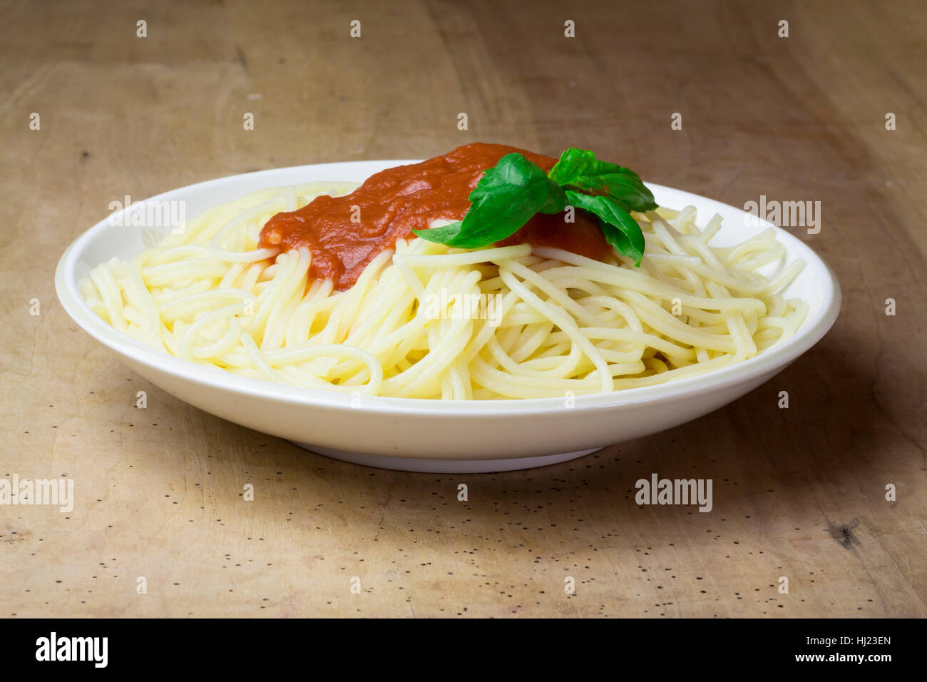 Close-up di piastra del senza glutine spaghetti con sugo di pomodoro e basilico Foto Stock