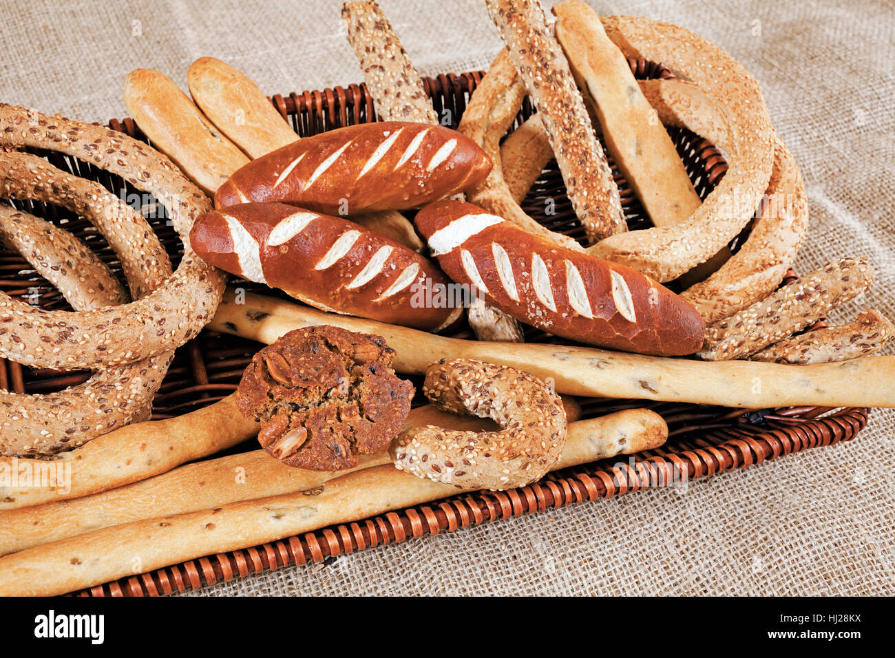 Vari tipi di pasta in un cesto di vimini Foto Stock