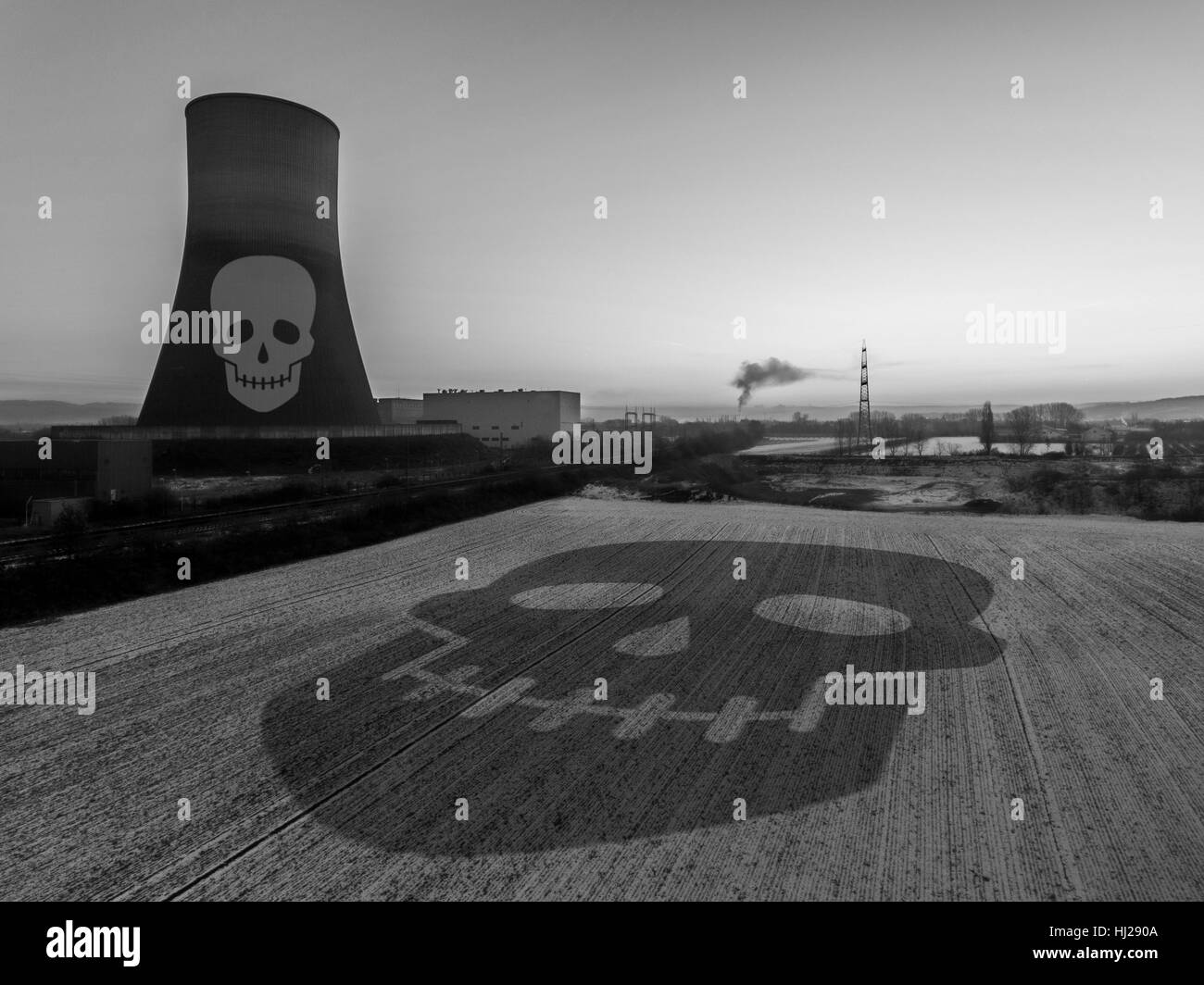 Un impianto ad energia nucleare sunset sunrise alba in bianco e nero di radiazione ambiente del suolo Foto Stock