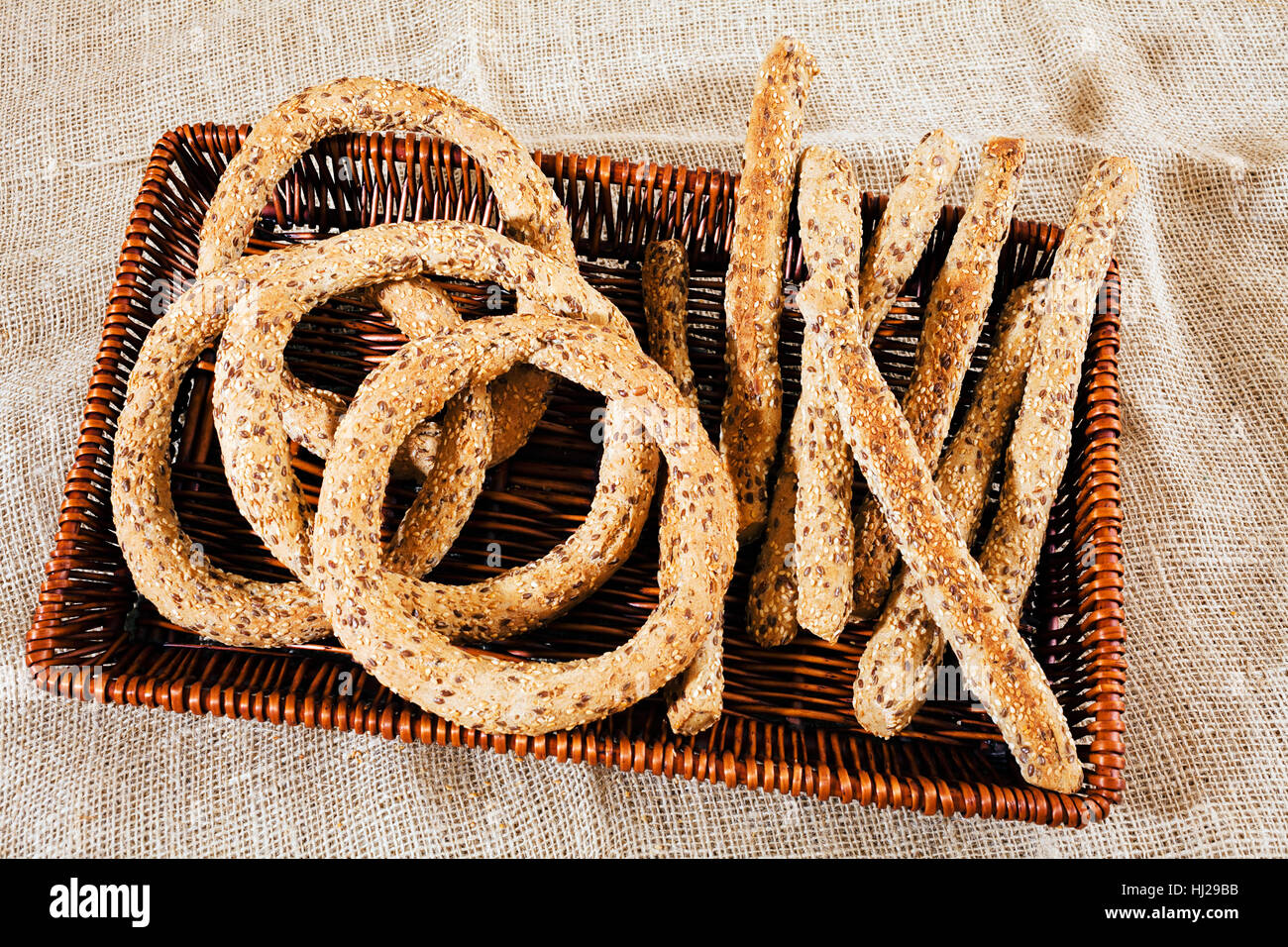 Bagel e bastoni con semi in cesti di vimini Foto Stock