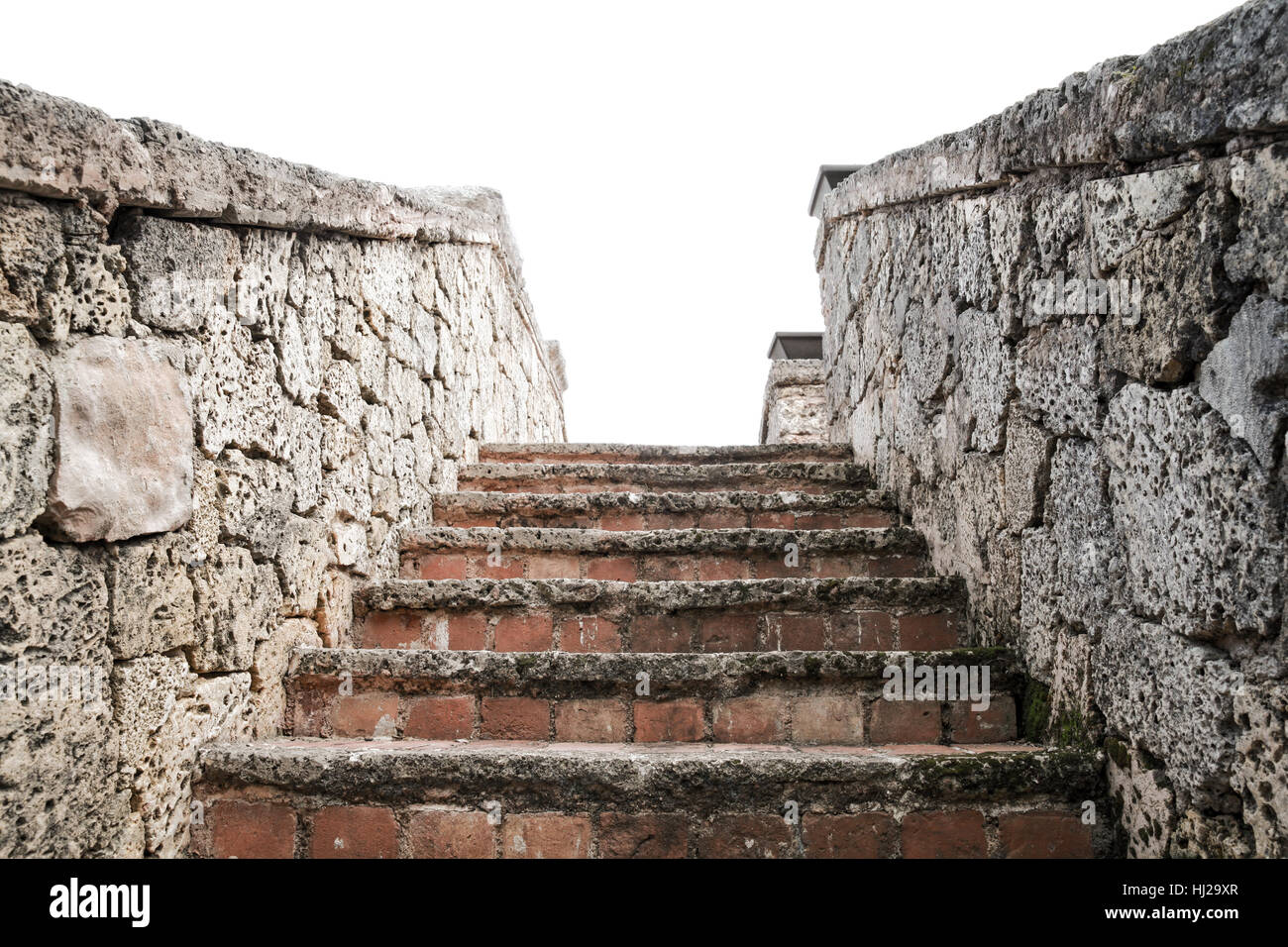 Antica scalinata di pietra va isolato su sfondo bianco Foto Stock