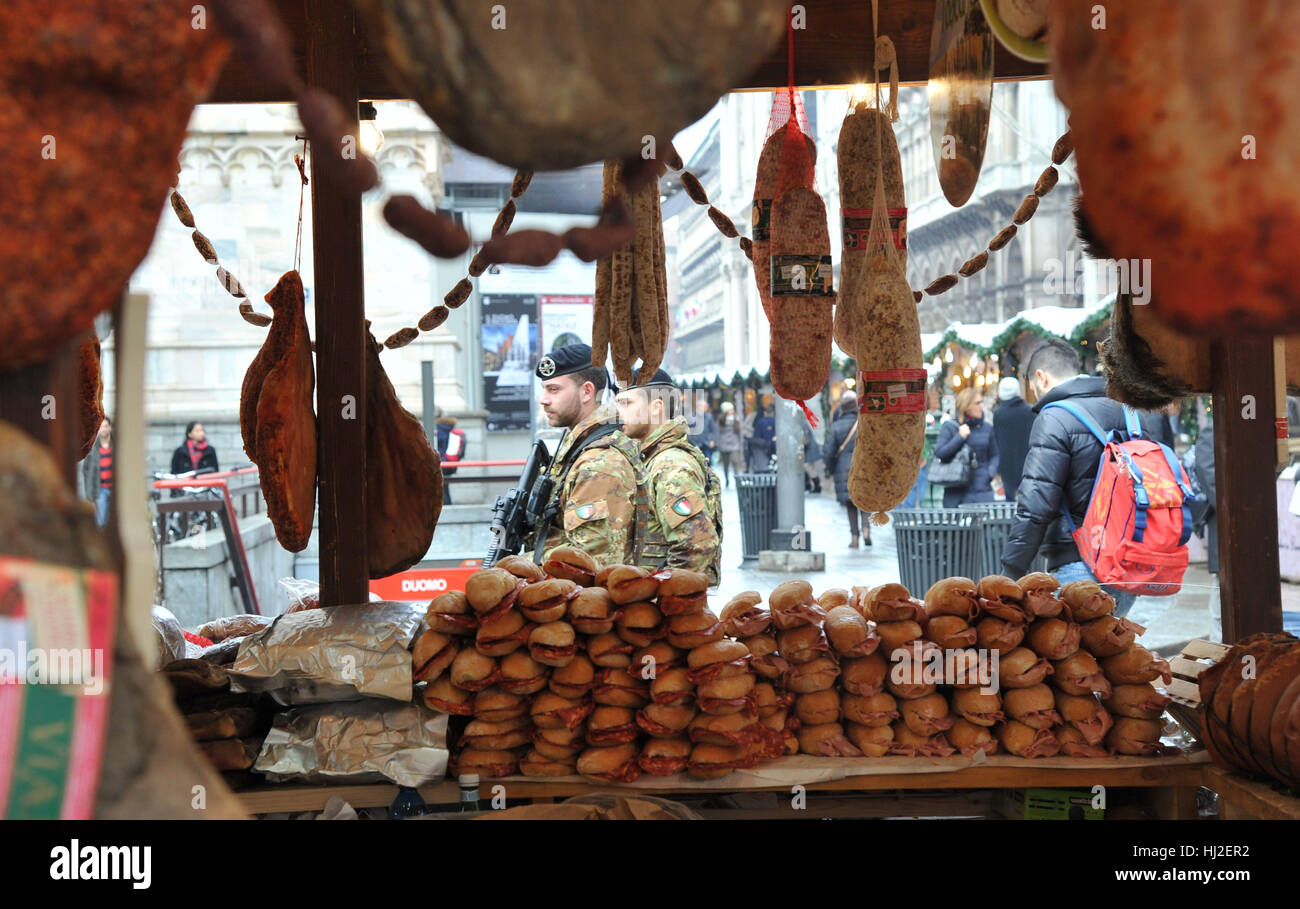 I militari della pattuglia attorno a Milano city Mercatini di Natale e la cattedrale in seguito l'attacco terroristico a Berlino il lunedì (19Dic16) che vedeva dodici persone uccise e quasi 50 feriti, 18 sul serio, quando un camion tore attraverso una folla in corrispondenza di un simile mercato. Dotato di: atmosfera Dove: Milano, Italia Quando: 21 Dic 2015 Credit: IPA/WENN.com * * disponibile solo per la pubblicazione in UK, USA, Germania, Austria, Svizzera** Foto Stock