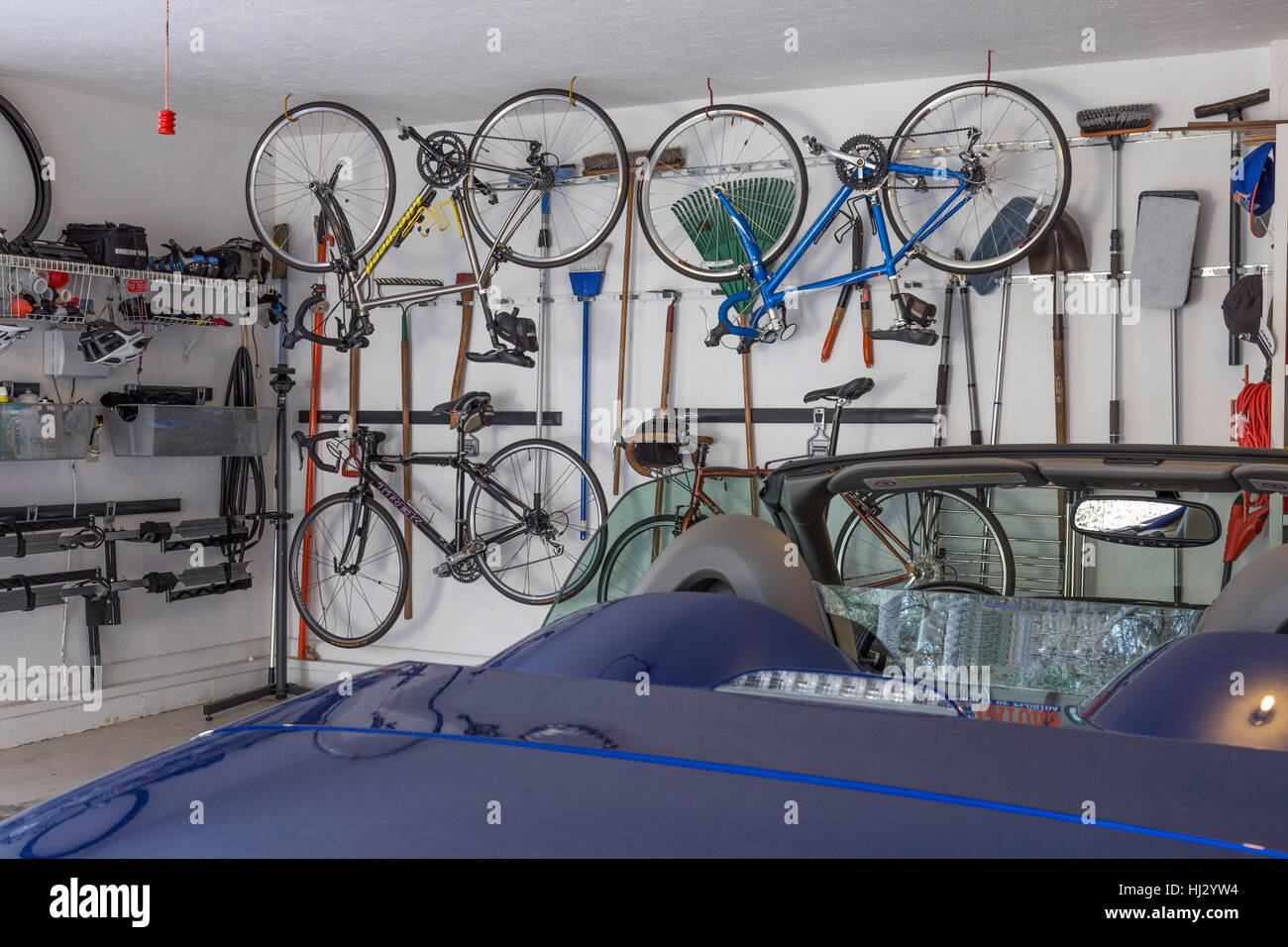 Bici da corsa memorizzato nella zona suburbana di garage, STATI UNITI D'AMERICA Foto Stock