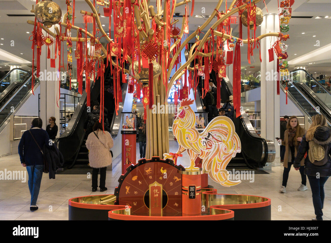 Il cinese "Anno del Gallo' Nuovo Anno decorazioni a Macy's Flagship Department Store di New York, Stati Uniti d'America Foto Stock