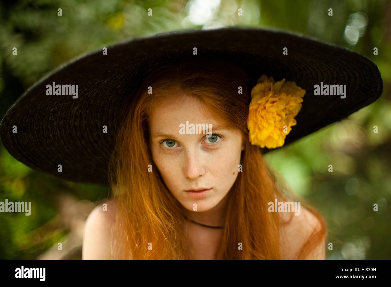 Shot prese a Bali Bird Park. Ritratto di redhead girl Foto Stock