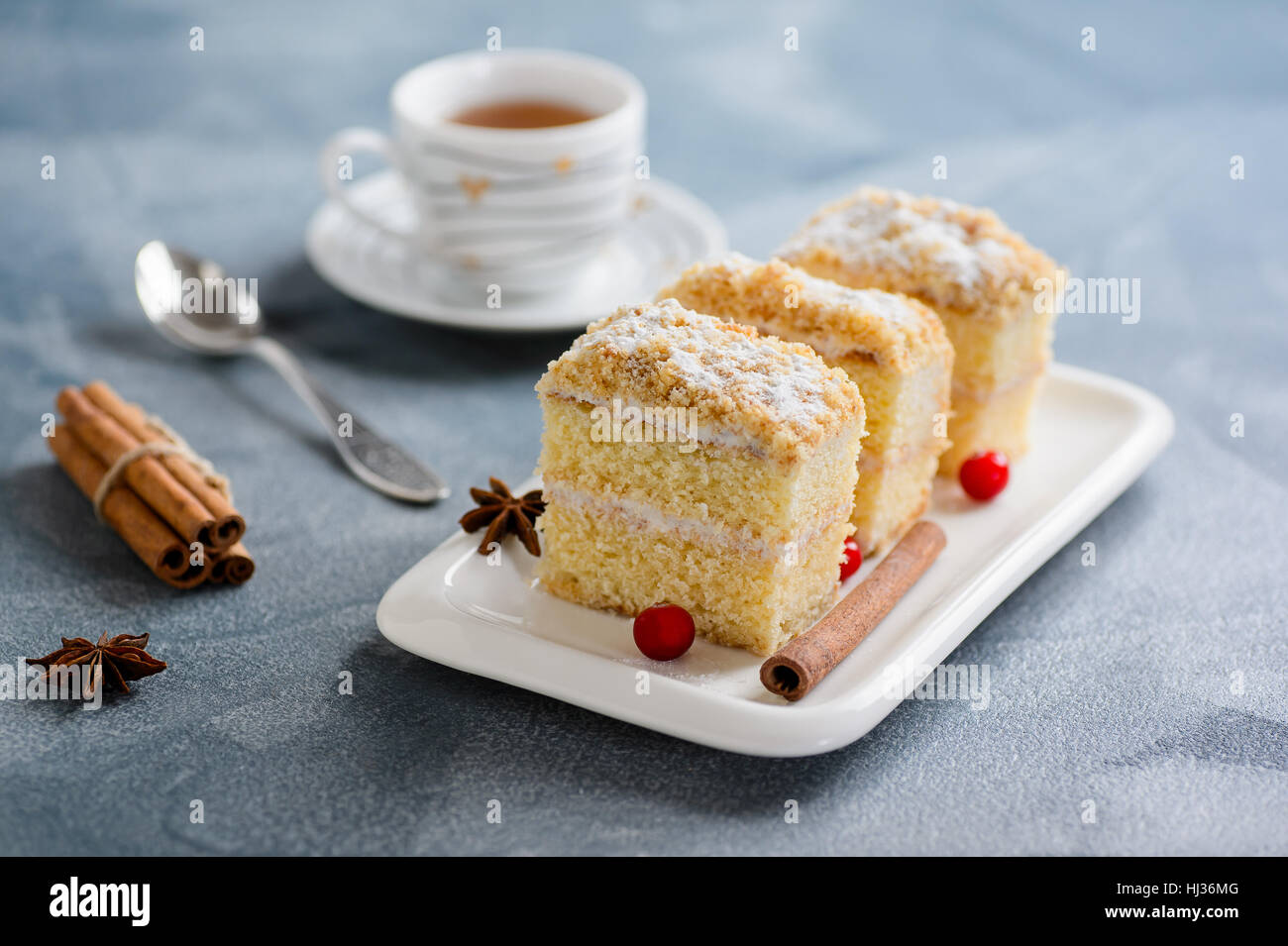 Torta Napoleone, pasta sfoglia, vaniglia slice o crema pasticcera fetta, guarnita con mirtillo palustre Foto Stock