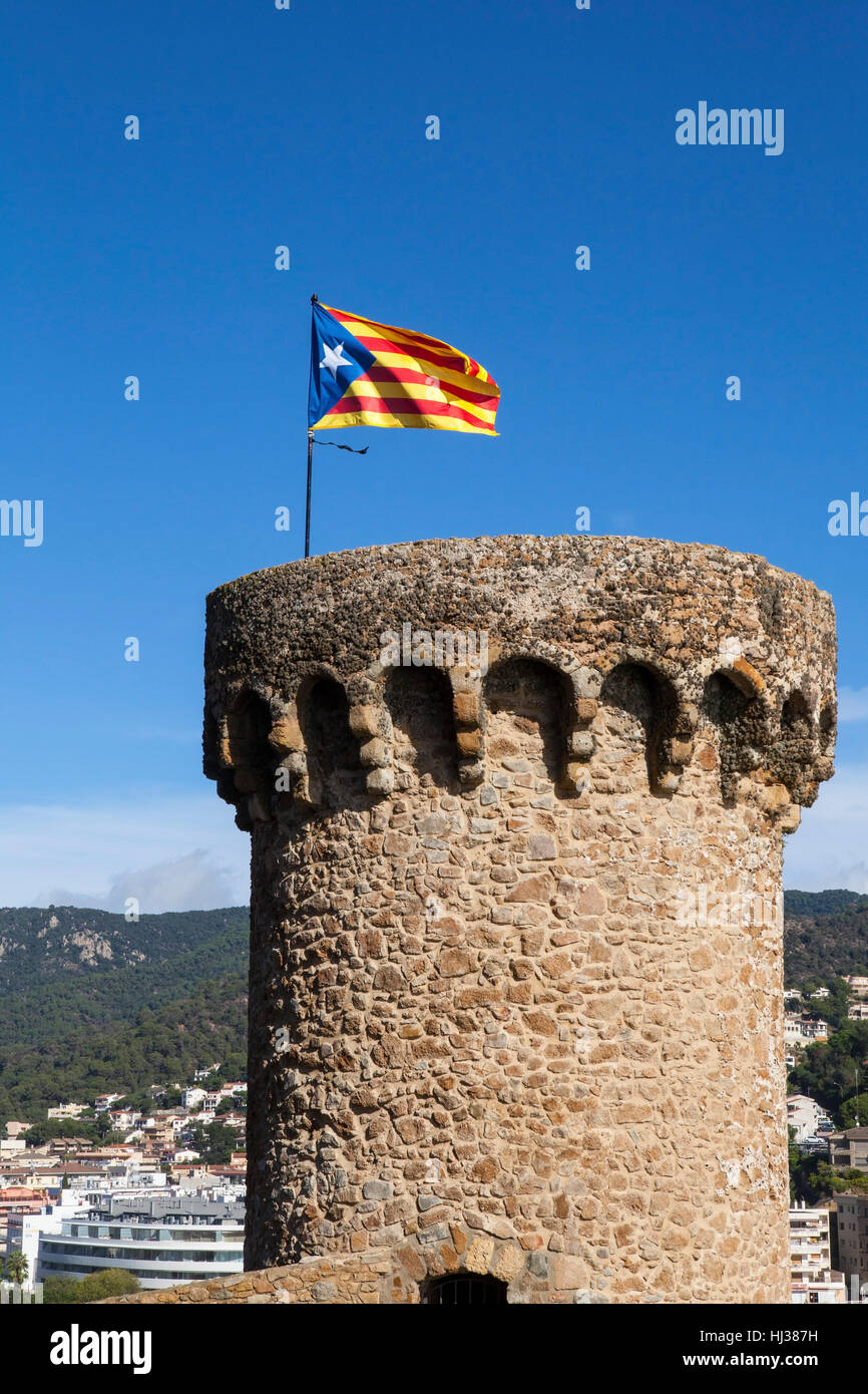 TOSSA DEL MAR, Catalogna, Spagna - 13 ottobre 2016: Dettaglio di una torre del castello vecchio , con indipendenza catalana bandiera Foto Stock