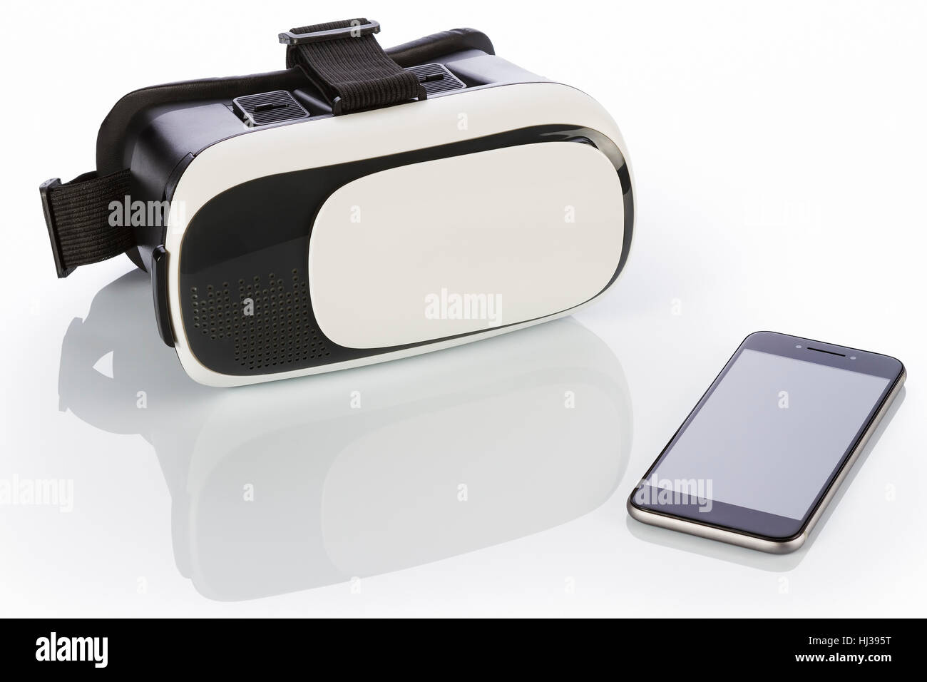 Occhiali VR e smartphone con tracciato di ritaglio per lo schermo isolato su sfondo bianco. Foto Stock