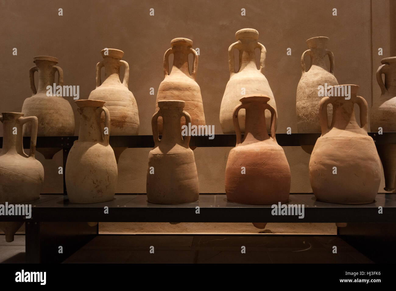 Mostra di antiche anfore romane e vasi nel Museo Archeologico di Cremona, nel nord Italia Foto Stock