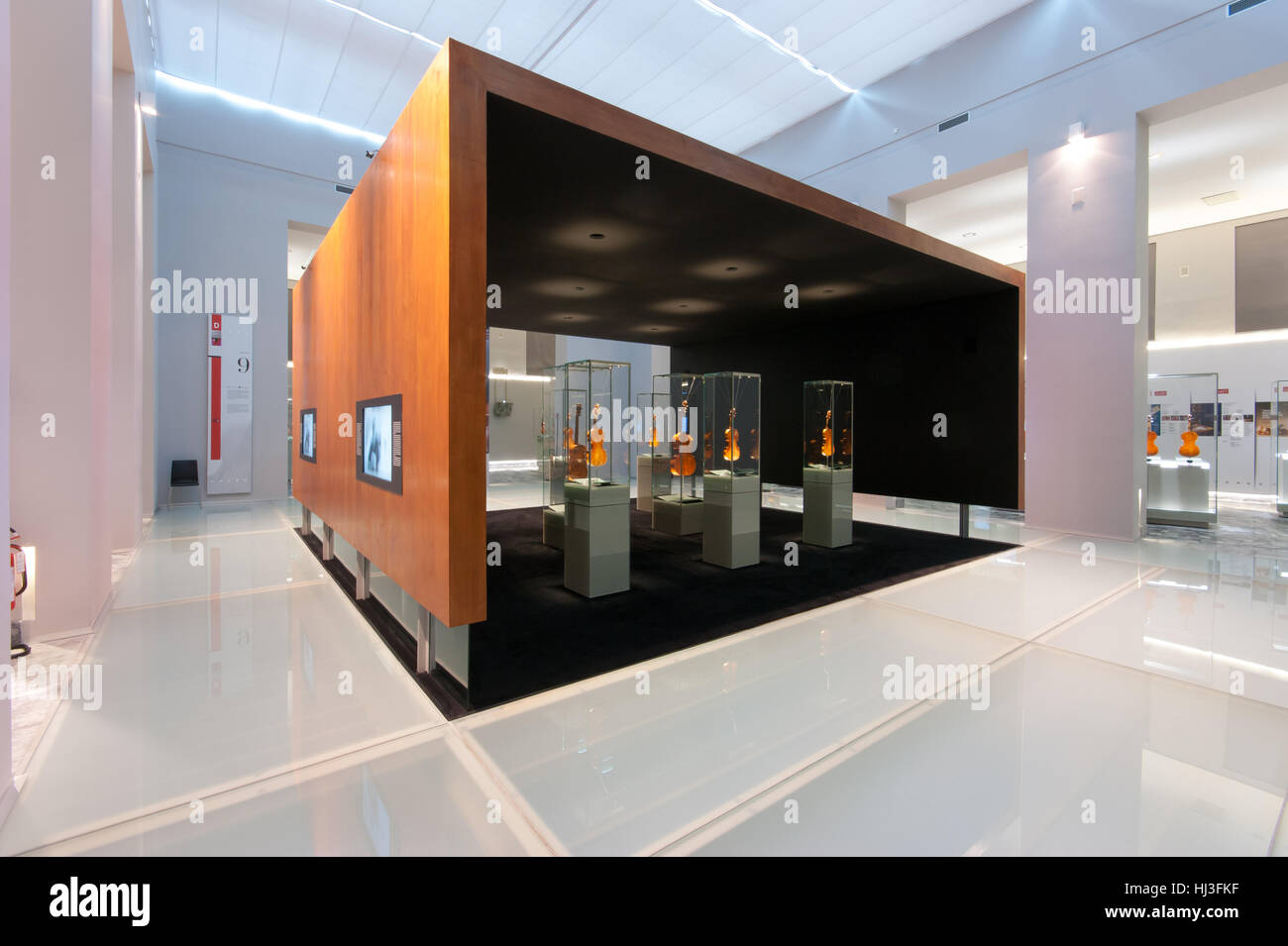 Gli amici della galleria Stradivari al Museo del violino di Cremona, con rari strumenti a corda di Stradivarius, Andrea amati e Guarneri del Gesù Foto Stock