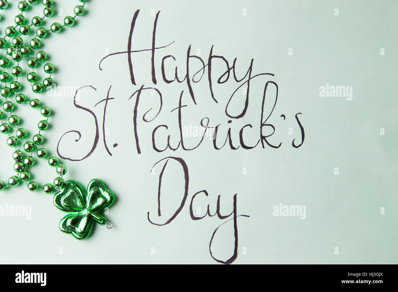 Happy St Patrick giorno calligraphy carta verde e accessori Foto Stock