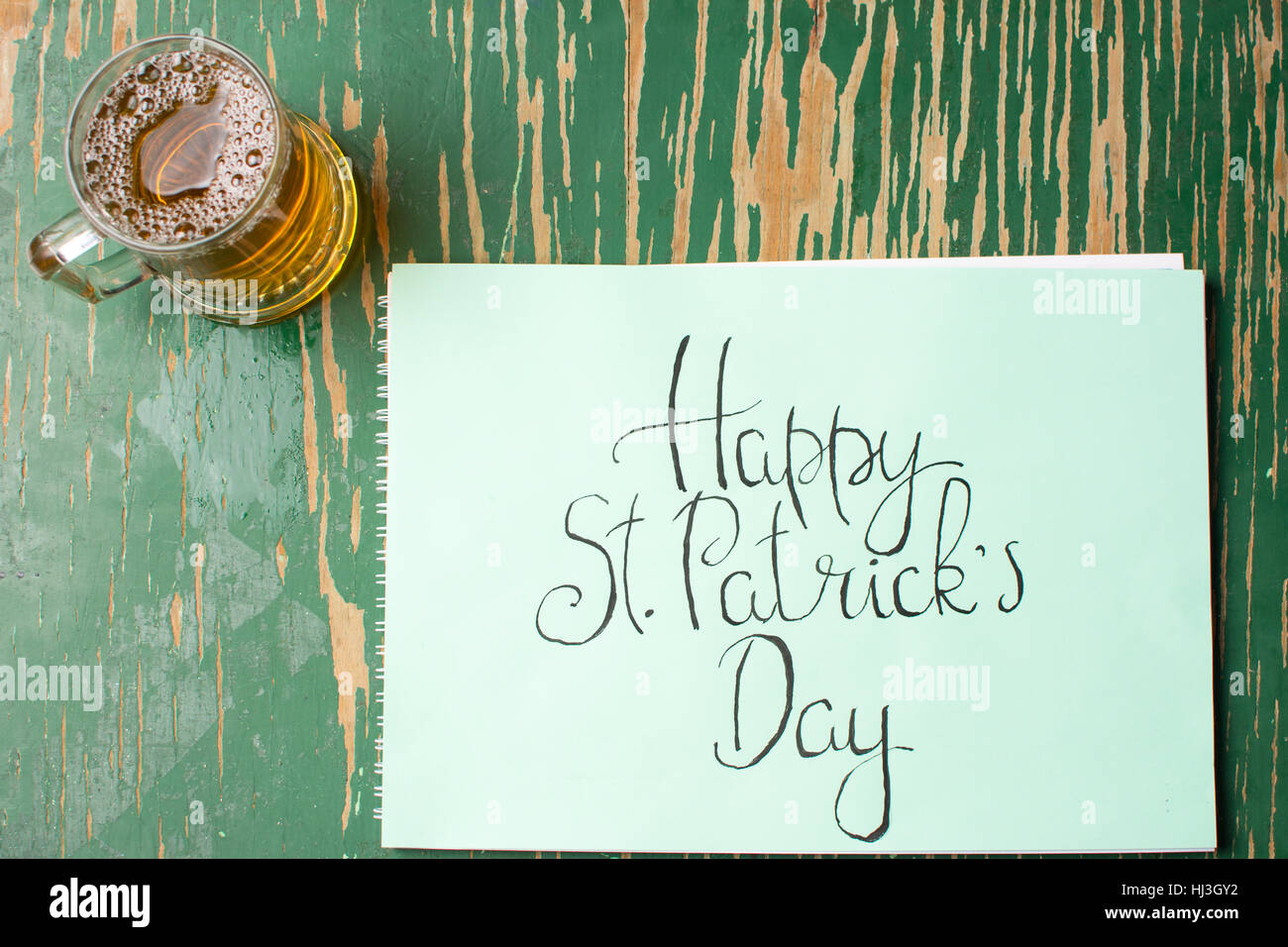 Happy St Patrick giorno scheda di calligrafia e bicchiere di birra Foto Stock