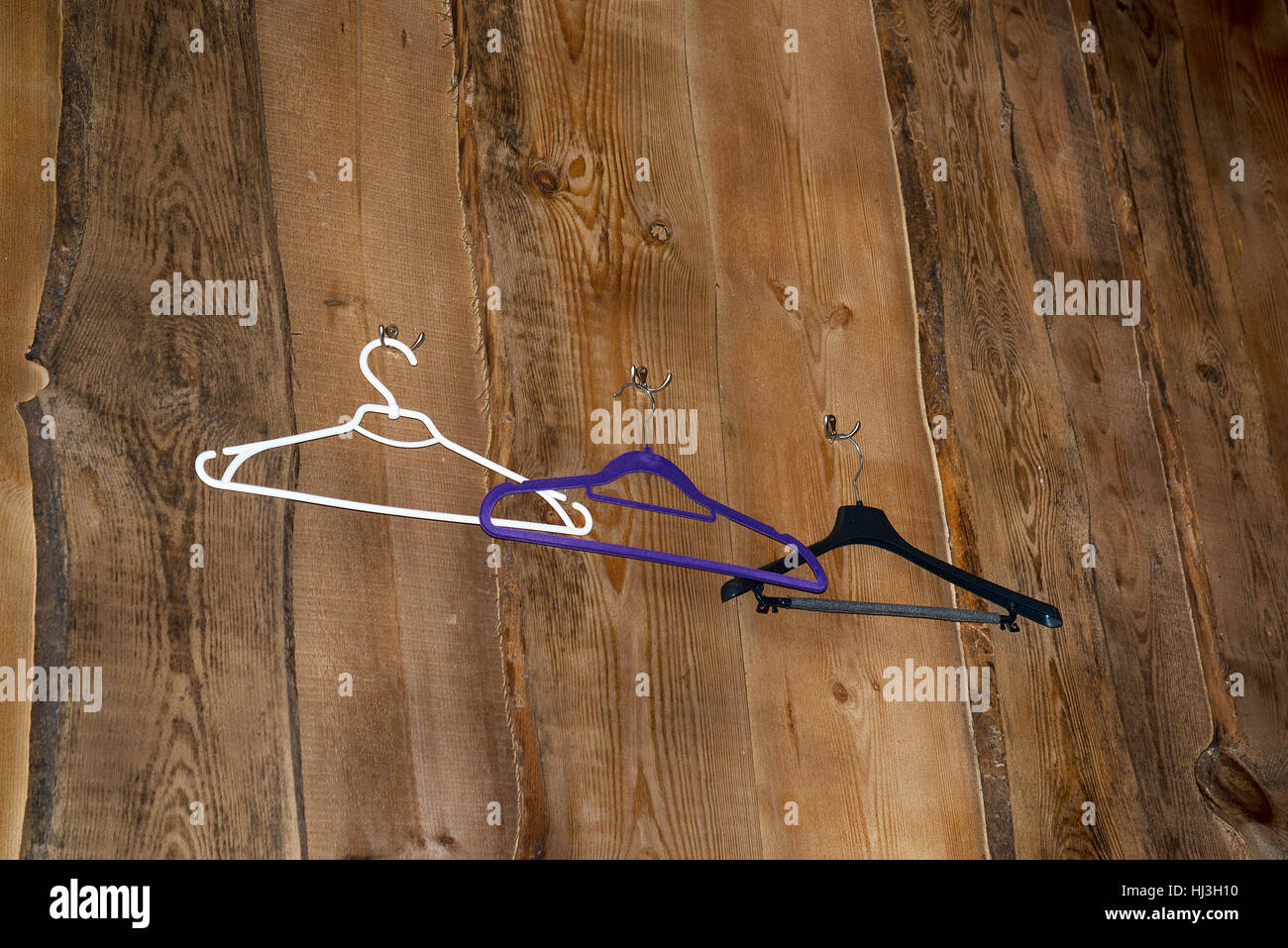 Un appendiabiti su un colore scuro e pareti in legno Foto Stock