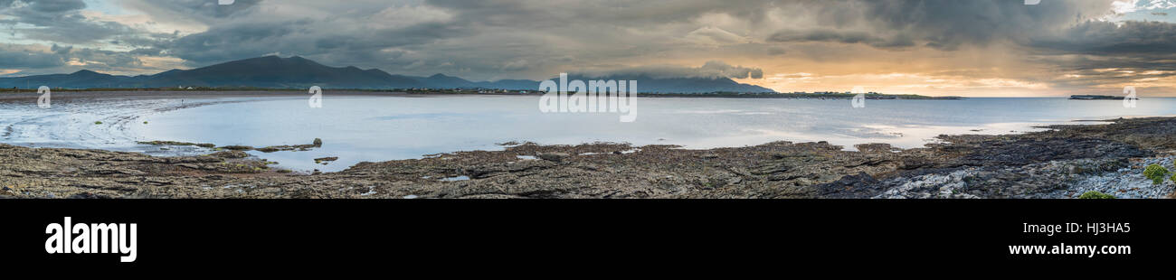 Guardando verso Brandon testa dal Maharees, vicino a Castlegregory, penisola di Dingle, nella contea di Kerry, Irlanda Foto Stock