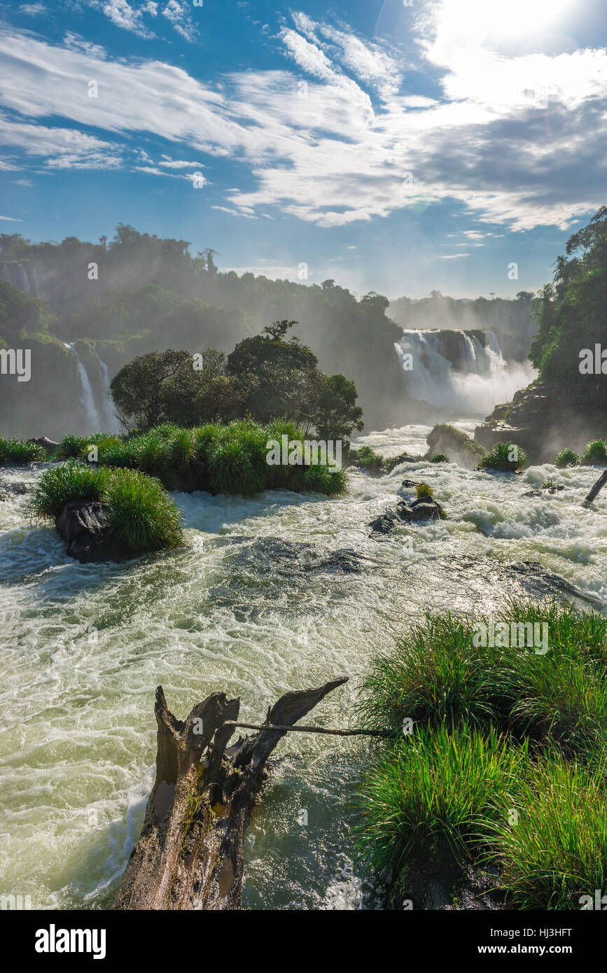 Cataratas di Iguacu () Iguazu Falls si trova sul confine di Brasile e Argentina Foto Stock