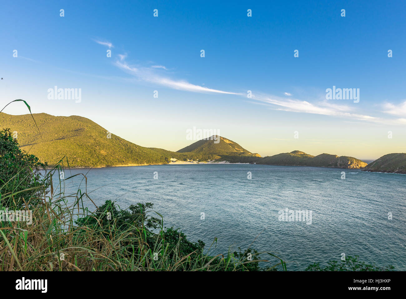 Paesaggi e turchesi acque cristalline spiagge del Pontal do Atalaia, Arraial do Cabo, Rio de Janeiro, Brasile. Foto Stock