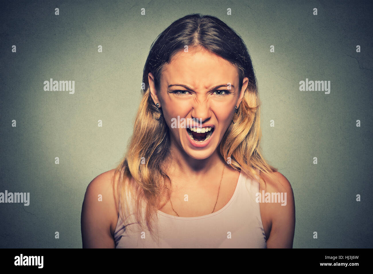 Arrabbiato donna urlando Foto Stock