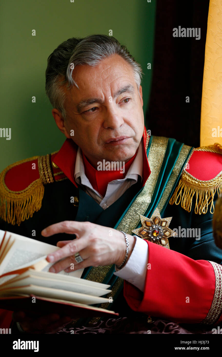 Un bel uomo anziano. Un uomo in un XIX secolo costume. L'uomo è un conteggio. Un grigio-dai capelli uomo con un libro in costume di un vecchio conte. La Russia Foto Stock