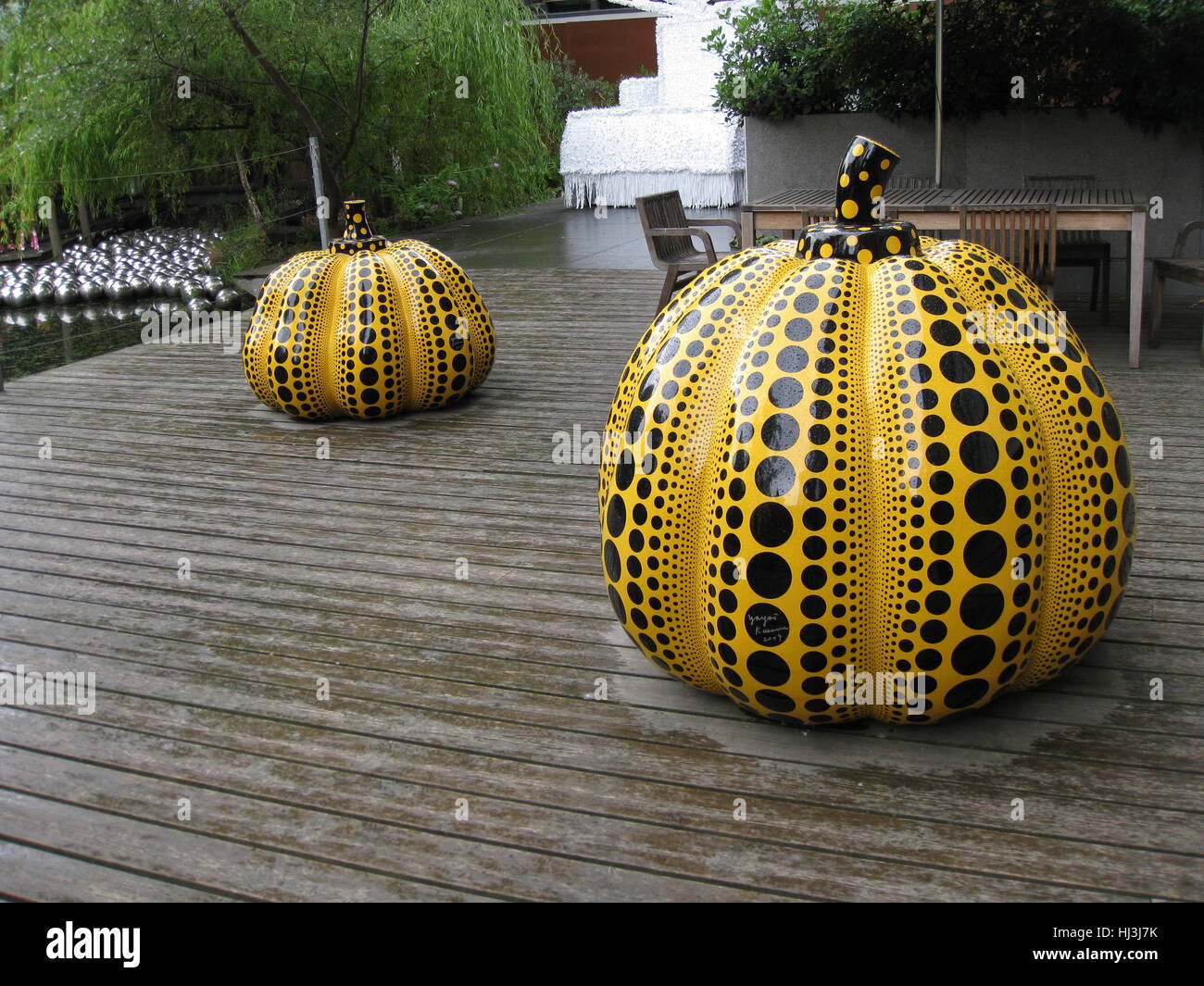 Yayoi Kusama zucca gialla sul ponte della Victoria Miro art gallery Museum di Londra in un giorno di pioggia. Xxv Luglio 2009 Foto Stock
