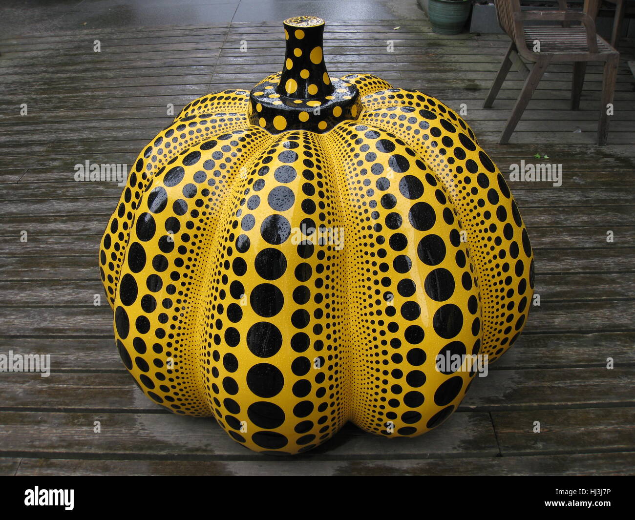 Yayoi Kusama della piccola zucca gialla sul patio di Victoria Miro art gallery di Londra, 25 luglio 2009. Foto Stock