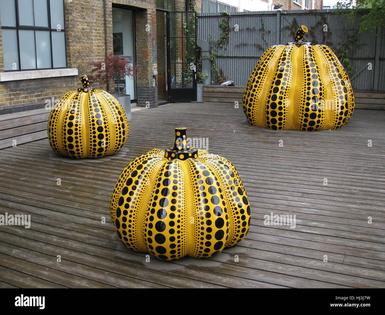 Tre di zucca gialla da Yayoi Kusama presso il Victoria Miro art gallery di Londra, Luglio 2009 Foto Stock
