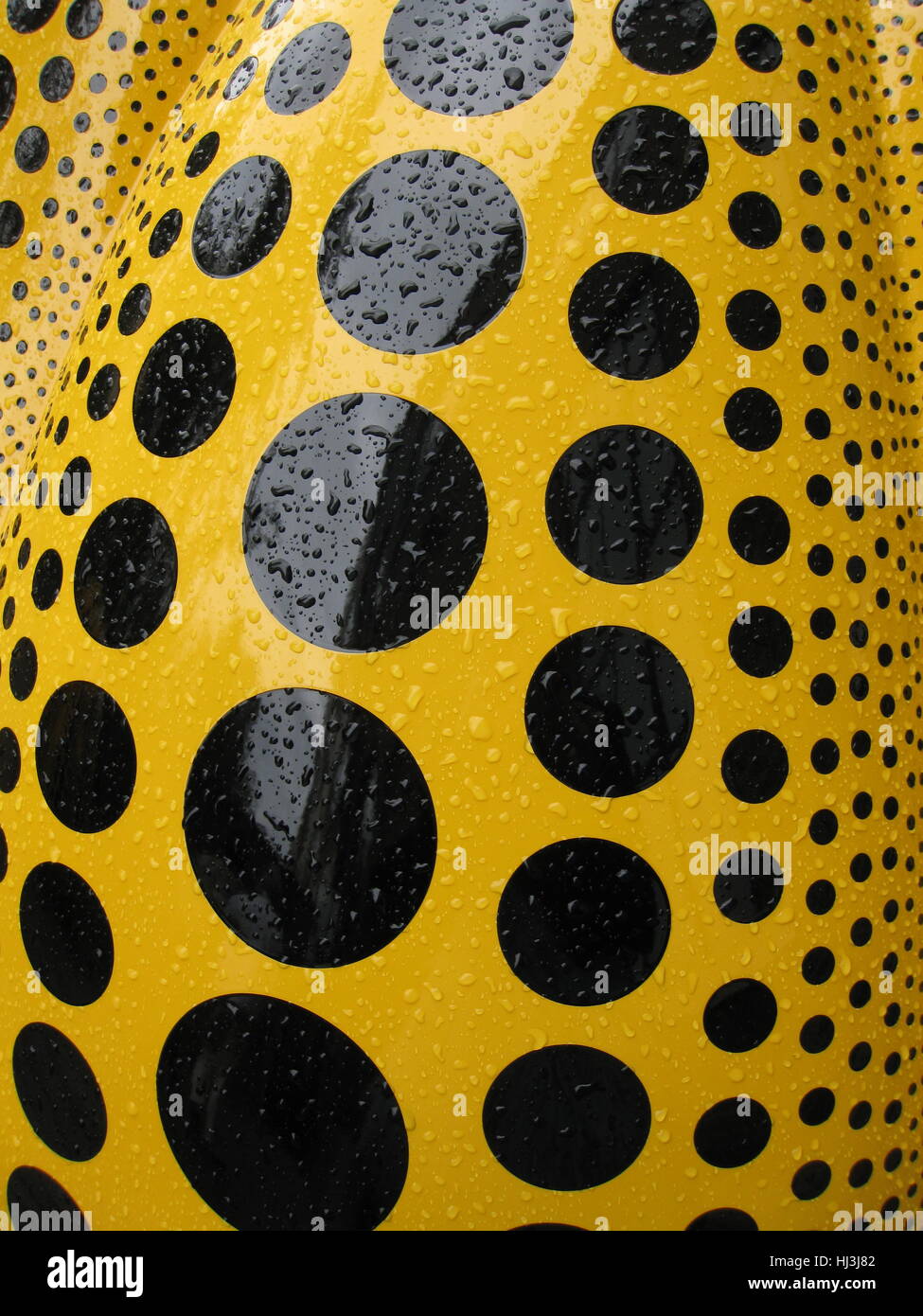 Yayoi Kusama la zucca gialla dettaglio in una piovosa giornata d'estate a Victoria Miro art gallery di Londra, 25 luglio 2009. Foto Stock
