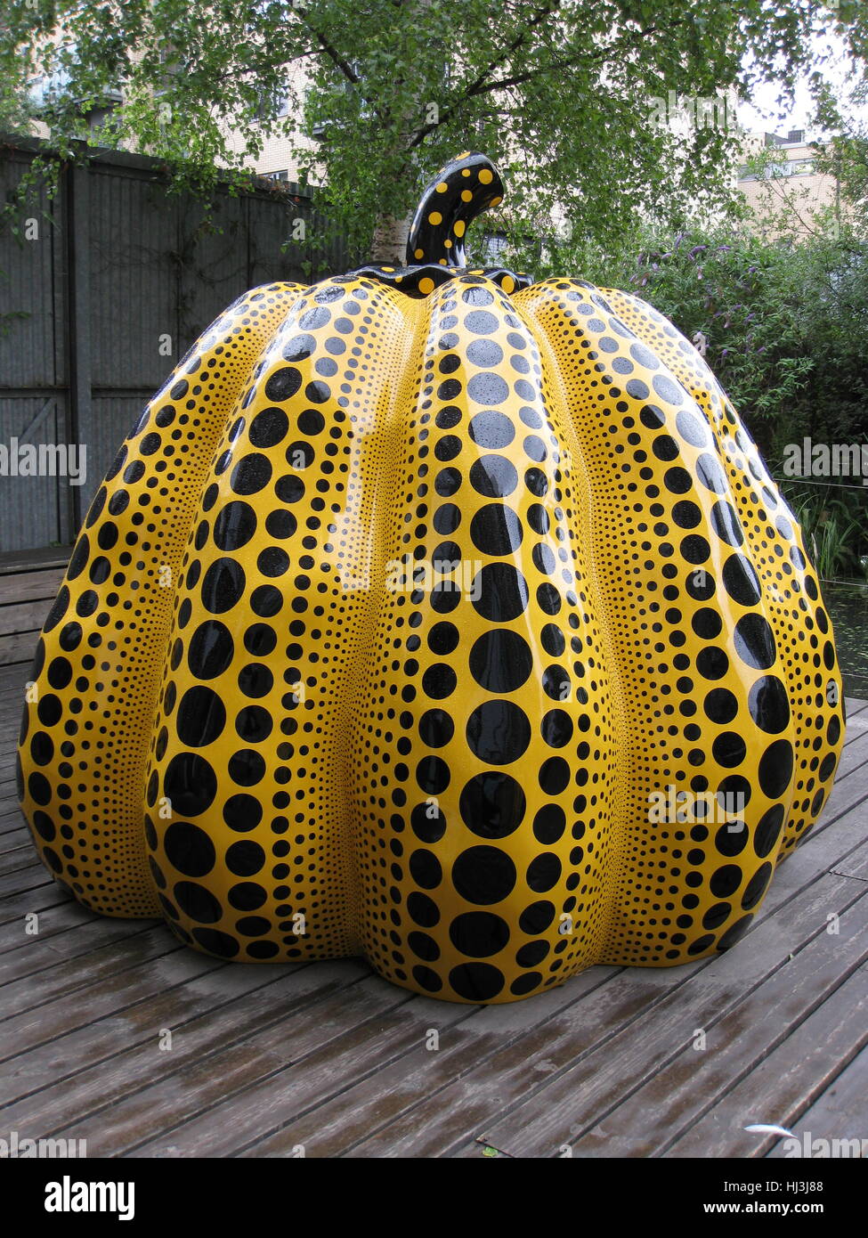 Yayoi Kusama gigante giallo e nero zucca sul patio di Victoria Miro art gallery di Londra, 25 luglio 2009. Foto Stock