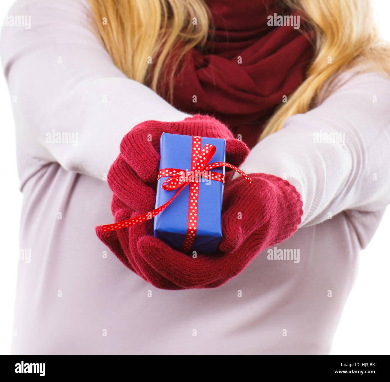 La mano della donna nei guanti di lana avvolto di contenimento dono per San Valentino, compleanno o altra celebrazione Foto Stock