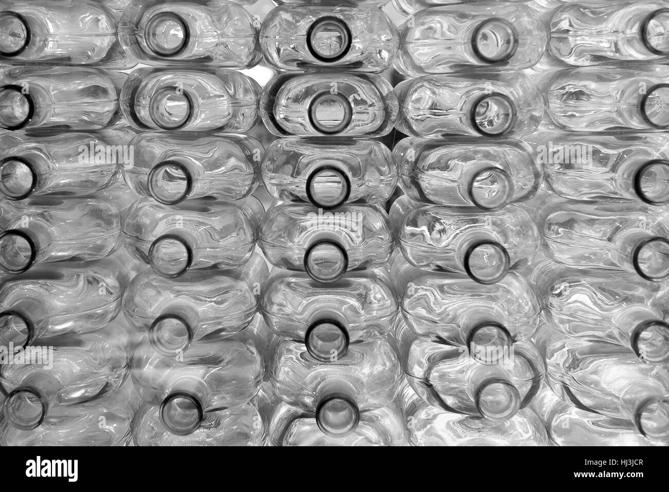 Grande gruppo di vuoto riciclare bottiglie di vetro Foto Stock