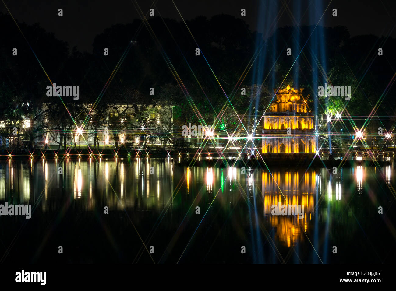 Pagoda riflessa su acqua e luce alberi, Lago Hoan Kiem, Hanoi, Vietnam Foto Stock