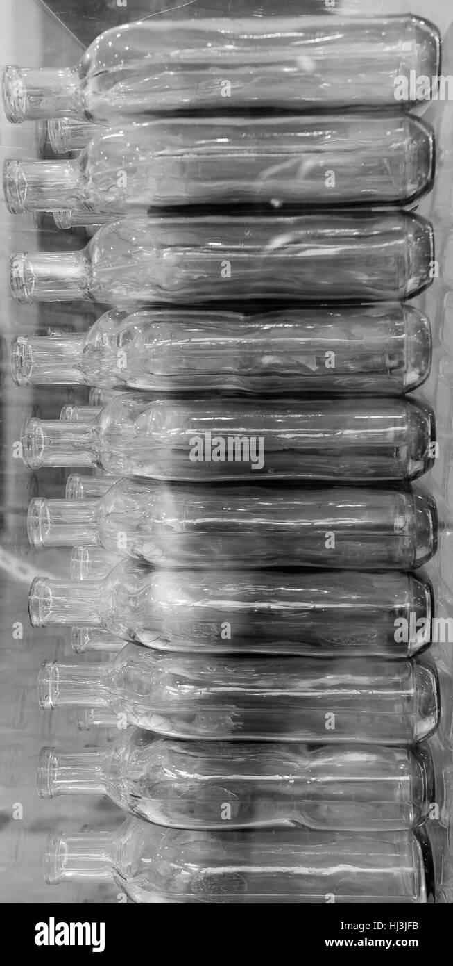Grande gruppo di vuoto riciclare bottiglie di vetro Foto Stock