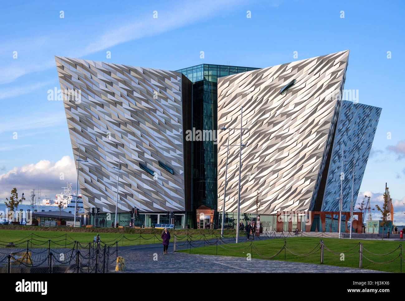 BELFAST, IRLANDA DEL NORD, Regno Unito - 2 ottobre 2016: Titanic museo multimediale e visitatori' information center a Belfast nella luce del tramonto. Foto Stock