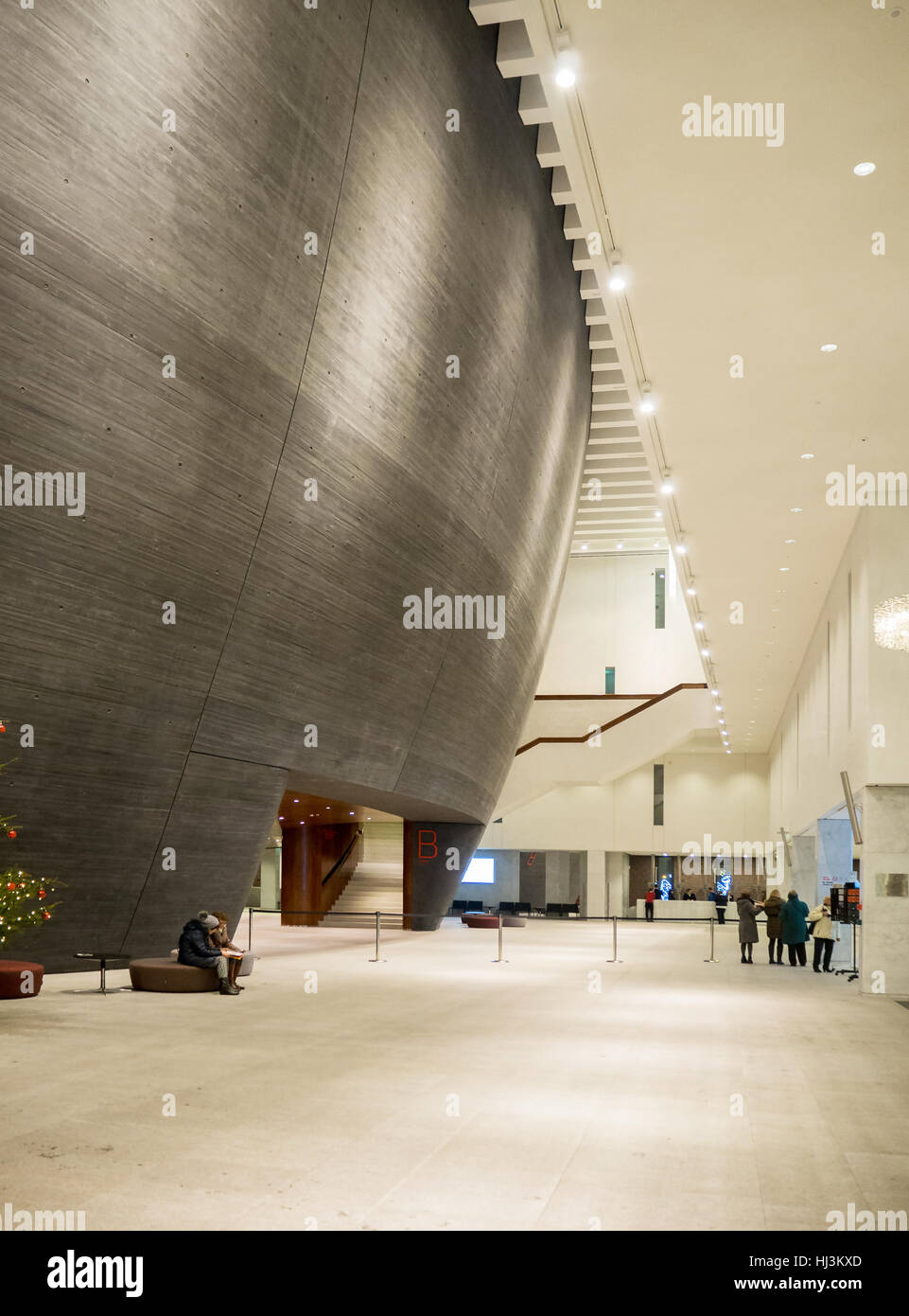 Un coatroom iin una moderna sala da concerto della Orchestra Sinfonica Nazionale della Radio Polacca NOSPR a Katowice, Polonia. Foto Stock