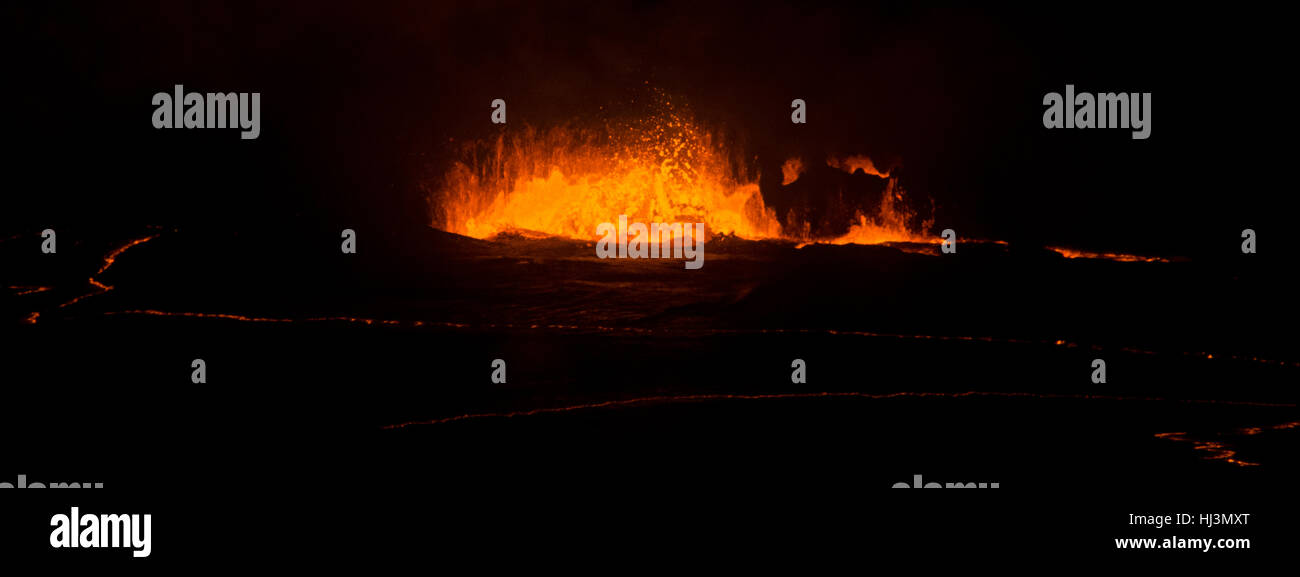 Attivo di lava che esplodono dentro il cratere Halemaumau di notte, vulcano Kilauea, Parco Nazionale dei Vulcani delle Hawaii,, STATI UNITI D'AMERICA Foto Stock
