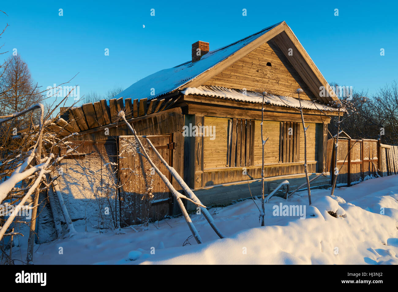 Casa abbandonata in Nekhina Gora village, Ostashkovskiy distretto, Oblast di Tver, Russia, gennaio 2017 al tramonto del tempo. Foto Stock