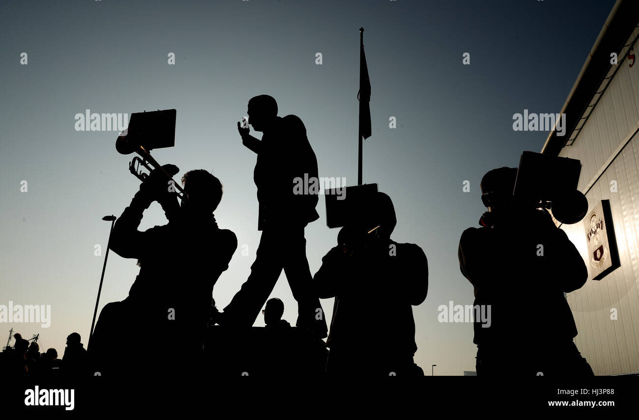 Santi Brass Band suona per i fan di fronte alla Ted Bates statua al di fuori di St Mary's, Southampton. Foto Stock