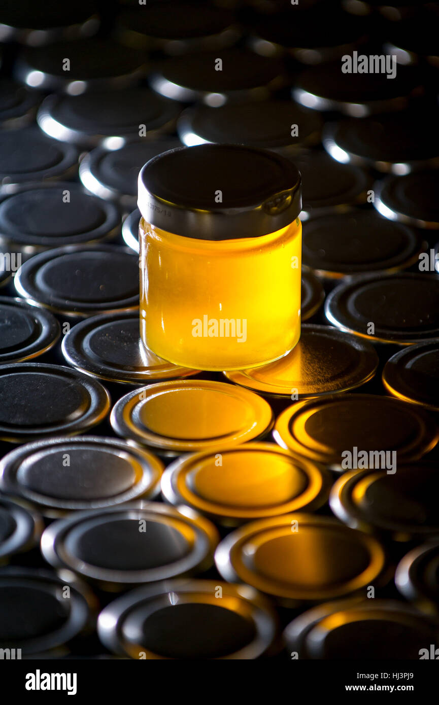 Produzione di miele naturale e di imbottigliamento in vasetti per la vendita al dettaglio. Foto Stock