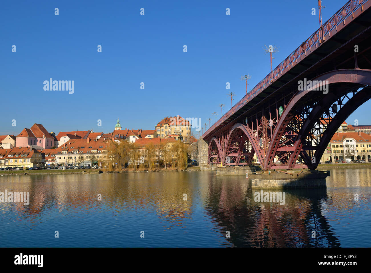 Maribor, Slovenia. Glavni ponte sopra il fiume Drava che conduce a Maribors Old Town. Foto Stock