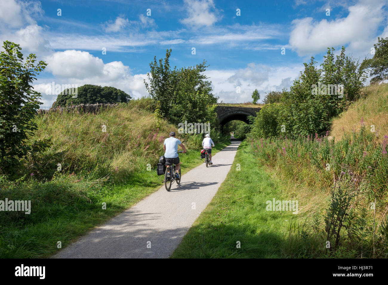 Coppia di mezza età in bicicletta sulle Tissington Trail nel parco nazionale di Peak District, Derbyshire, in Inghilterra. Foto Stock