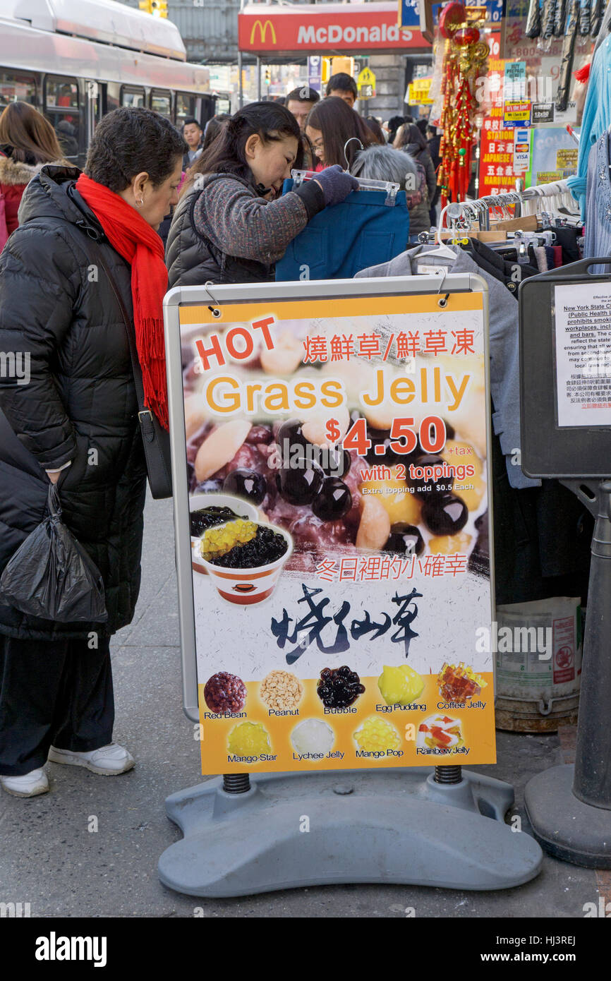 Un segno pubblicità Gelatina di Erba al tè Cha Cha tè di bolla e succo di frutta shop su Main Street a Chinatown, downtown Flushing, New York Foto Stock