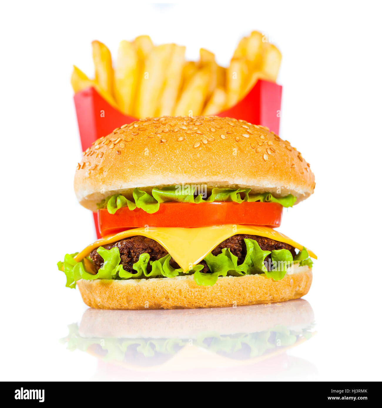 Gustosi hamburger e patatine fritte su uno sfondo bianco isolato Foto Stock