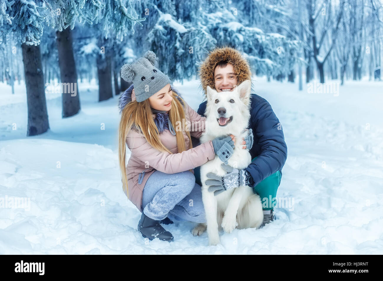 Giovane con un cane in inverno Foto Stock