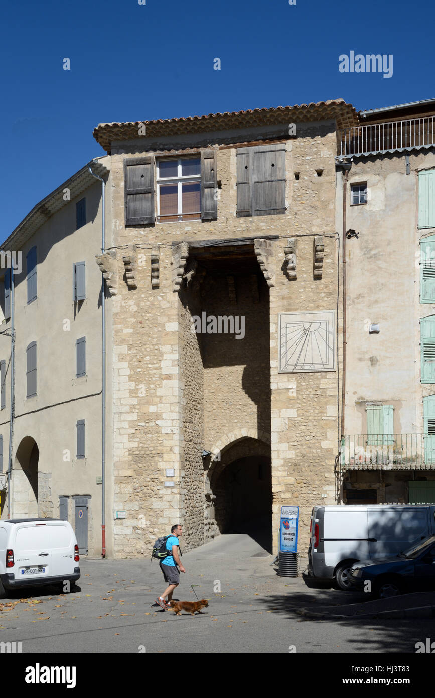 Città medievale di gate o di ingresso monumentale, Porte de Aiguière (c14th) alla Città Vecchia o il centro storico di Riez Provence Francia Foto Stock