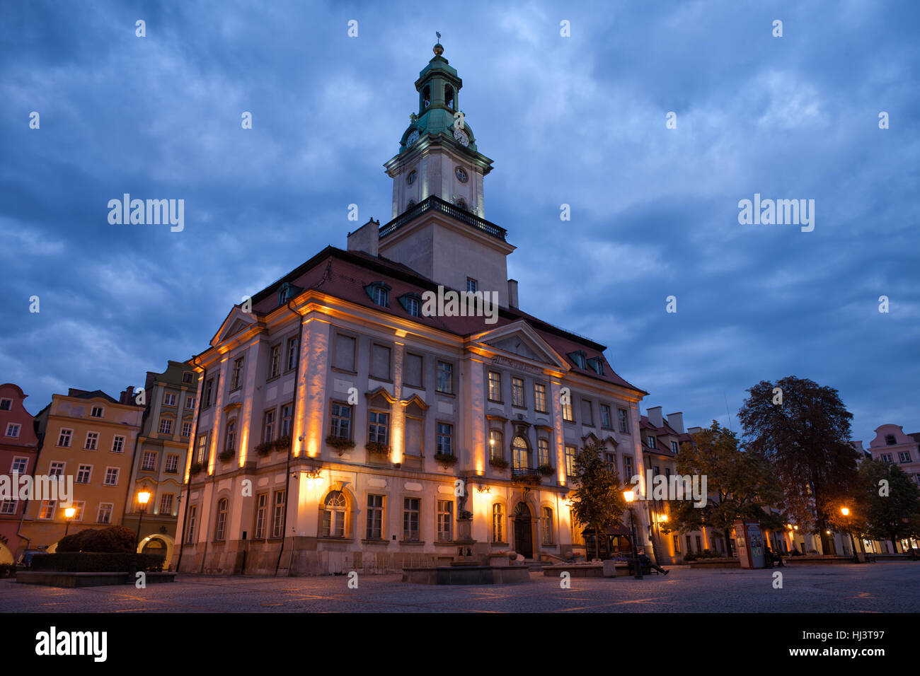 Il municipio al tramonto nella città di Jelenia Gora in Polonia, classica architettura settecentesca Foto Stock